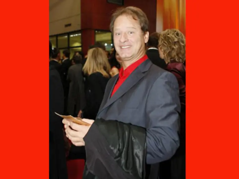 Sitzt-er-vielleicht-neben-dem-etwas-orientierungslos-wirkenden-Comedy-Kollegen-Tom-Gerhardt