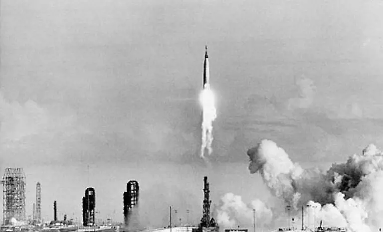 Die-fast-22-Meter-hohe-10-5-Tonnen-schwere-Traegerrakete-mit-einem-Durchmesser-von-1-14-Metern-scheitert-zum-ersten-aber-nicht-zum-letzten-Mal-Neun-von-elf-Starts-schlagen-fehl-Bei-einem-Start-am-5-Februar-1958-versagt-die-Lagekontrolle