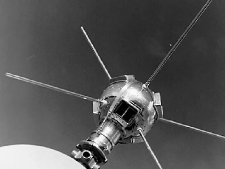 Erst-am-17-Maerz-gelingt-es-den-ersten-1-5-Kilogramm-schweren-US-Satelliten-mit-Hilfe-der-Vanguard-ins-All-zu-schicken-Der-mit-Solarzellen-betriebene-Satellit-liefert-sieben-Jahre-lang-Daten-aus-dem-All