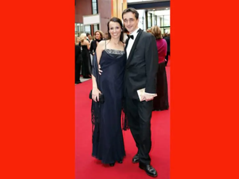 Die-Super-Nanny-war-ausnahmsweise-Mal-nicht-im-Mary-Poppins-Look-unterwegs-hatte-statt-Rohrstock-den-Vater-ihrer-vier-Kinder-dabei-und-schickte-diese-dann-auch-umgehend-per-TV-Ansage-ins-Bett-nachdem-Mutti-den-Preis-in-der-Rubrik-Bester-Coach-abgesahnt-hatte