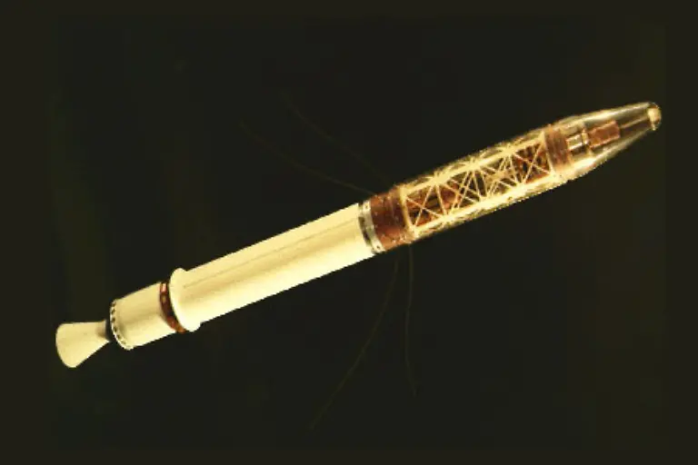 An-Bord-der-Jupiter-Rakete-ist-der-5-Kilogramm-schwere-zylindrische-Satellit-Explorer-1-Auch-dieser-Erdtrabant-liefert-Messdaten-aus-dem-All