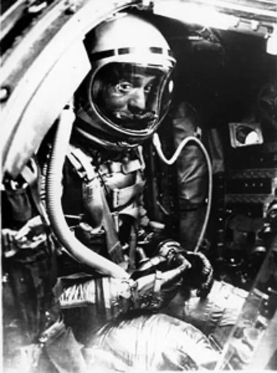 Nur-einen-Monat-spaeter-folgt-ihm-der-erste-Amerikaner-Alan-B-Shepard-Junior-nach-oben