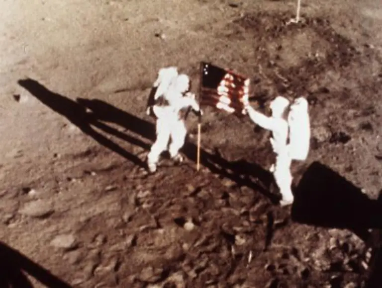 Doch-nach-Neil-Armstrongs-Worten-a-giant-leap-for-mankind-ein-riesiger-Sprung-fuer-die-Menschheit-Am-16-Juli-1969-war-die-Apollo-11-zum-Mond-aufgebrochen-an-Bord-die-Astronauten-Neil-Armstrong-Michael-Collins-und-Edwin-Aldrin