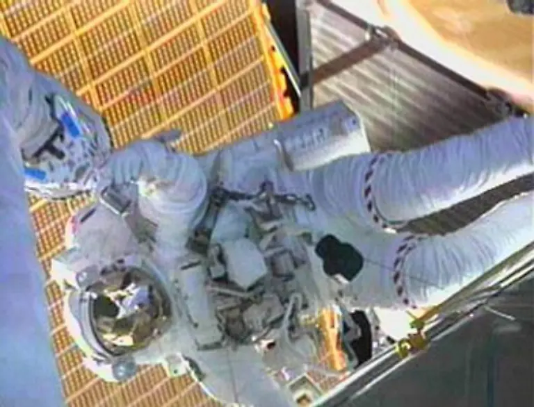 Seitdem-sind-noch-unzaehlige-Menschen-ins-All-geflogen-Sie-haben-Gesteinsproben-gesammelt-Purzelbaeume-geschlagen-und-ernste-Forschung-betrieben