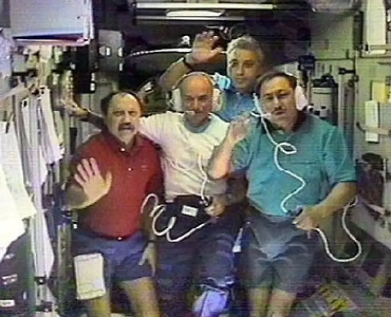 Im-Mai-2001-fliegt-Dennis-Tito-Mitte-als-erster-Weltraumtourist-ins-All
