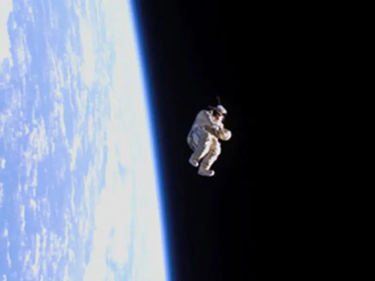 Keine-Sorge-da-steckt-kein-Astronaut-mehr-drin-Der-Weltraumanzug-ist-dort-oben-nicht-allein-Ausrangierte-Satelliten-ausgebrannte-Raketenantriebe-und-Bruchstuecke-explodierter-Raumkoerper-kreisen-mit-ihm-um-unseren-Planeten