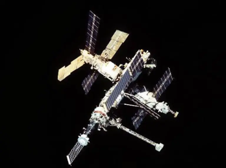 Das-Ueberwachungsnetzwerk-registriert-tausende-Teile-Weltraummuell-Dabei-machen-die-Satelliten-nicht-einmal-vier-Prozent-der-Objekte-im-All-aus-darunter-auch-Raumstationen-Die-15-jaehrige-Reise-der-russischen-Raumstation-MIR-bspw-endete-2001