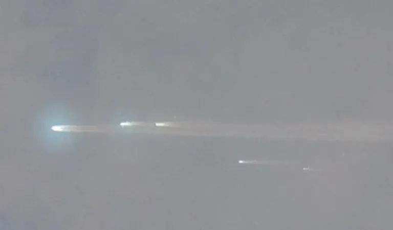 Die-MIR-wird-ordnungsgemaess-entsorgt-Was-nicht-beim-Eintritt-in-die-Erdatmosphaere-verglueht-stuerzt-am-Morgen-des-am-23-Maerz-2001-in-den-Pazifik-Von-den-Fidschi-Inseln-aus-wirkt-das-Schauspiel-wie-ein-Sternschnuppenregen