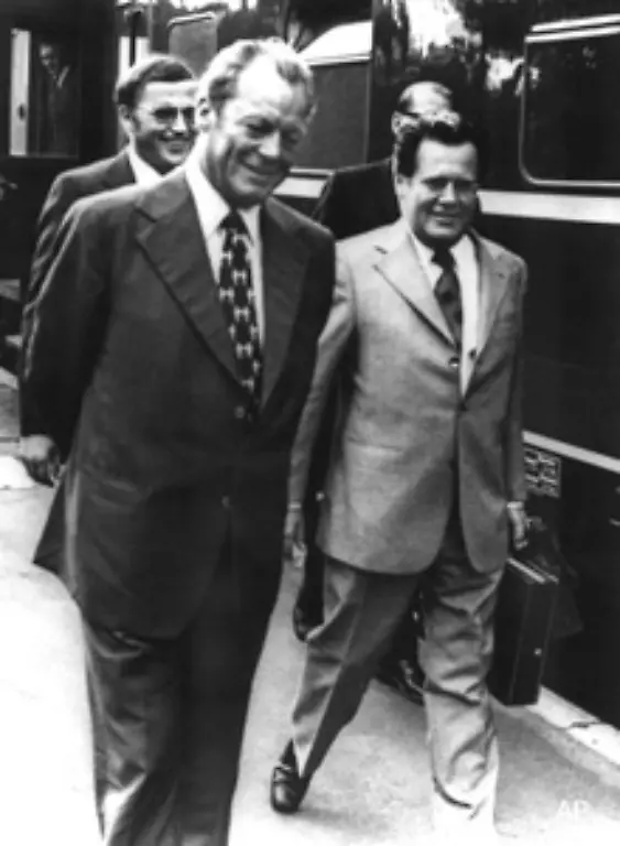 Bundeskanzler-Willy-Brandt-also-sein-Schatten-1956-war-Guillaume-in-die-Bundesrepublik-eingeschleust-worden-Er-machte-in-der-SPD-Karriere-kam-1970-ins-Kanzleramt-und-erschlich-sich-Brandts-Vertrauen