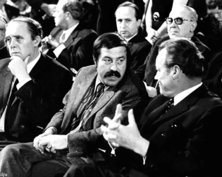 Eine-rundum-schillernde-Gestalt-einer-der-sich-auch-gerne-mit-Schriftstellern-schmueckte-Willy-Brandt