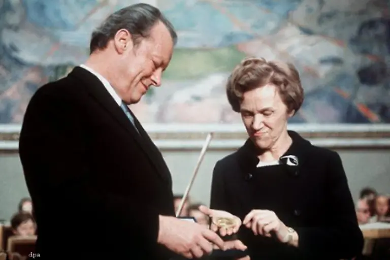 Willy-Brandt-erhielt-als-vierter-Deutscher-nach-Gustav-Stresemann-Ludwig-Quidde-und-Carl-von-Ossietzky-den-Friedensnobelpreis-Die-damalige-Vorsitzende-des-Nobelpreiskomitees-Aase-Lionaes-r-ueberreichte-Brandt-in-Oslo-die-Medaille-und