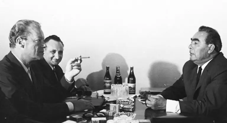 Bei-einem-weiteren-Treffen-mit-dem-KPdSU-Generalsekretaer-auf-der-Krim-im-September-1971-versuchten-Brandt-und-sein-Berater-Egon-Bahr-die-militaerische-Entspannung-in-Europa-auf-den-Weg-zu-bringen