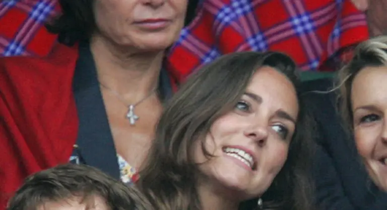 Doch-die-Hysterie-um-Kate-und-William-beide-25-kennt-keine-Grenzen-Schon-oefter-wurde-Kate-nicht-nur-wegen-ihres-Charmes-mit-Diana-verglichen-sondern-auch-weil-sie-die-Paparazzi-magisch-anzieht