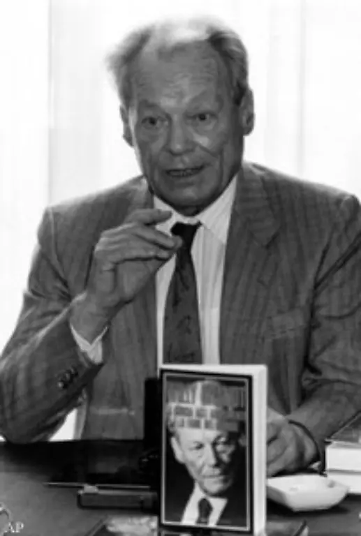 Als-Mitglied-der-Sozialistischen-Arbeiterpartei-verbrachte-er-die-Nazizeit-in-Norwegen-und-Schweden-Hier-legte-er-sich-1934-den-Decknamen-Willy-Brandt-zu-den-er-ab-1947-offiziell-uebernahm
