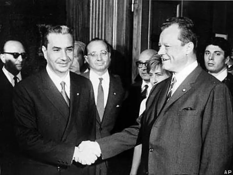 In-diesem-Amt-erlangte-Brandt-enorme-Popularitaet-Auch-weil-viele-hochrangige-Staatsgaeste-und-Politiker-im-Bild-Italiens-Ministerpraesident-Aldo-Moro-die-geteilte-Stadt-besuchten-wurde-Brandt-national-und-international-bekannt