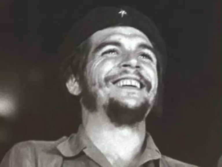 Im-kollektiven-Gedaechtnis-politisch-linker-Lateinamerikaner-und-weit-darueber-hinaus-geistert-der-Arzt-und-Guerillero-auch-heute-noch-als-eine-Art-Jesus-mit-Knarre-herum-wie-Wolf-Biermann-in-seinem-Lied-Commandante-Che-Guevara-einmal-dichtete