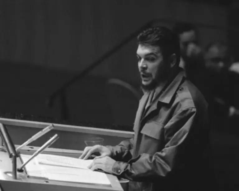 Bis-zur-Selbstaufopferung-setzt-er-sich-fuer-eine-gerechtere-Welt-ein-Zeit-seines-kurzen-Lebens-bleibt-er-dem-Ideal-treu-sich-nicht-durch-persoenliche-Vorteile-vom-Ideal-einer-egalitaeren-Gesellschaft-abbringen-zu-lassen