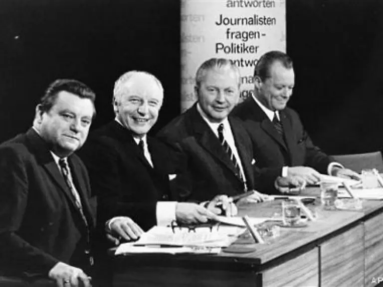Die-Grosse-Koalition-galt-als-All-Star-Team-der-faehigsten-Politiker-des-Landes-Die-enorme-Machtfuelle-machte-den-ausserparteilichen-Demokraten-in-Deutschland-jedoch-Sorgen