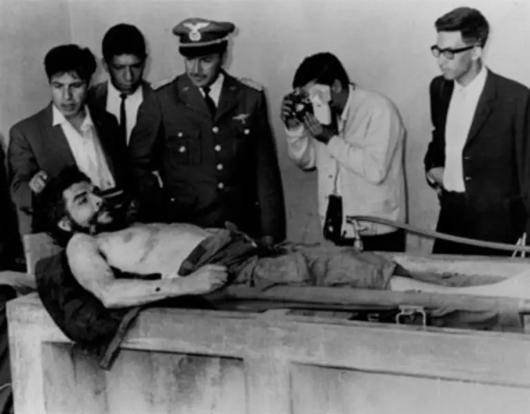 Dass-die-bolivianischen-Militaers-den-Leichnam-des-toten-Revolutionaers-aufgebahrt-fotografierten-um-der-Welt-den-Fang-des-schon-damals-beruehmten-Revolutionaers-zu-beweisen-trug-nur-noch-weiter-zur-Aura-des-Kaempfers-bei