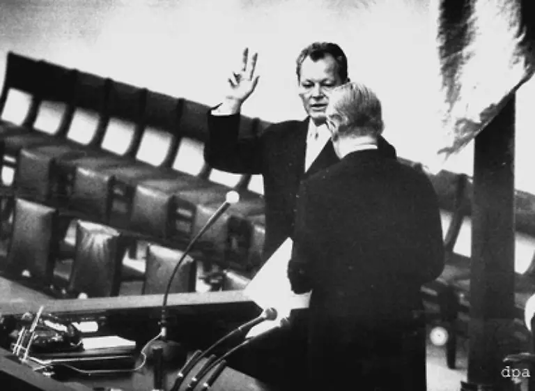am-21-Oktober-1969-vor-dem-Deutschen-Bundestag-seinen-Amtseid-als-Bundeskanzler-ab-Vorne-Bundestagspraesident-Kai-Uwe-von-Hassel-Damit-begann-die-Aera-in-der-Brandt