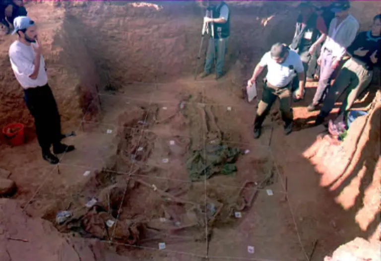 Doch-in-Wahrheit-verscharren-Soldaten-den-toten-Che-hastig-unter-der-Landebahn-des-Flugplatzes