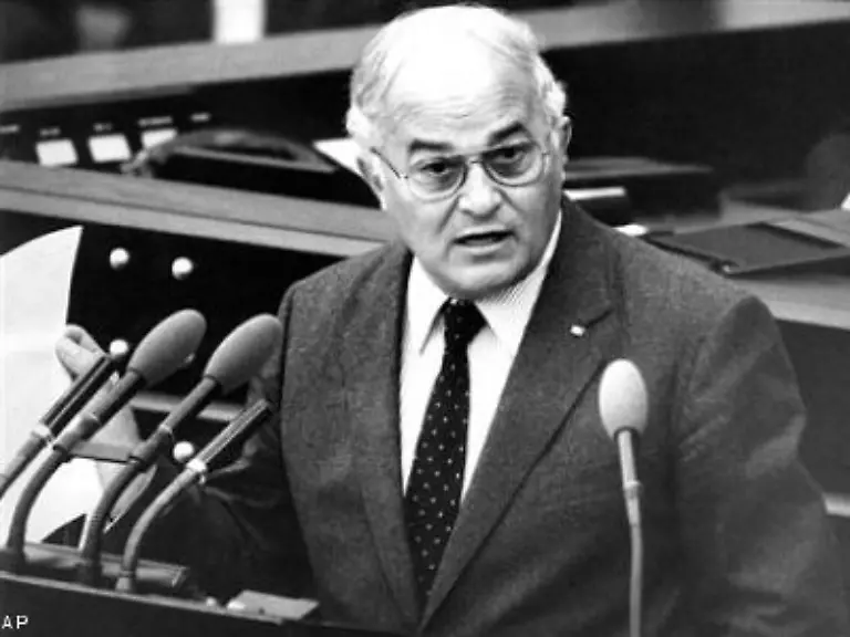 Damals-warf-ihm-die-Opposition-meist-in-Person-von-Rainer-Barzel-vor-die-Anerkennung-totalitaerer-Regierungen-zu-betreiben-und-die-deutschen-Ostgebiete-fuer-immer-verloren-zu-geben