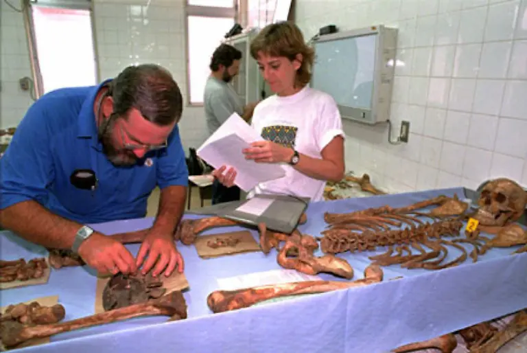 1997-wird-der-handlose-Leichnam-entdeckt-nachdem-ein-bolivianischer-General-die-Stelle-des-Massengrabes-preisgegeben-hatte