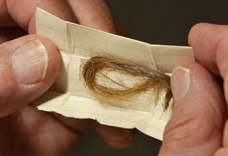 Der-heute-71-Jahre-alte-Exil-Kubaner-Gustavo-Villoldo-der-als-damaliger-CIA-Agent-an-der-Gefangennahme-Guevaras-im-bolivianischen-Dschungel-beteiligt-war-bewahrte-40-Jahre-lang-eine-Haarstraehne-des-Guerrillero-auf-Jetzt-will-er-sie-versteigern