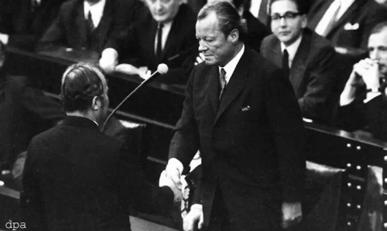 Der-Fraktionsvorsitzende-Barzel-glaubte-im-April-1972-Willy-Brandt-mit-einem-konstruktiven-Misstrauensvotum-abloesen-zu-koennen-und-scheiterte-dabei-ueberraschend