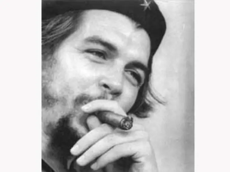 Che-und-die-kubanische-Zigarre-sind-heute-Legende-Sein-Asthma-hielt-den-Mediziner-Zeit-seines-Lebens-nicht-vom-Rauchen-ab-Seinen-ersten-Anfall-hatte-er-bereits-im-Alter-von-zwei-Jahren