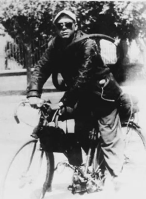 Doch-dann-zieht-er-zwei-Mal-1952-und-ab-1953-per-Motorrad-und-als-Anhalter-durch-Lateinamerika-Die-soziale-Not-der-armen-Bauern-auf-dem-Land-erschuettert-den-Sohn-aus-gutem-Hause-zutiefst