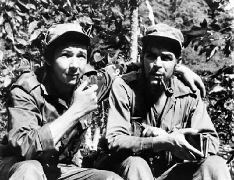 Bald-identifiziert-er-den-US-Imperialismus-und-den-Kapitalismus-als-Ursache-allen-Uebels-und-stoesst-1955-in-Mexiko-zur-Rebellengruppe-um-Fidel-Castro-und-dessen-juengerem-Bruder-Ral