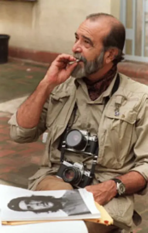 Die-Aufnahme-entstand-im-Rahmen-einer-Trauerfeier-fuer-rund-80-Hafenarbeiter-die-tags-zuvor-bei-einem-Anschlag-auf-den-mit-Munition-beladenen-franzoesischen-Frachter-La-Coubre-starben