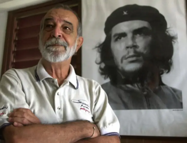 Korda-fotografiert-Fidel-Castro-der-in-seiner-Rede-die-CIA-fuer-den-Anschlag-verantwortlich-macht-die-anwesenden-Philosophen-Jean-Paul-Sartre-und-Simone-de-Beauvoir-und-Ernesto-Che-Guevara