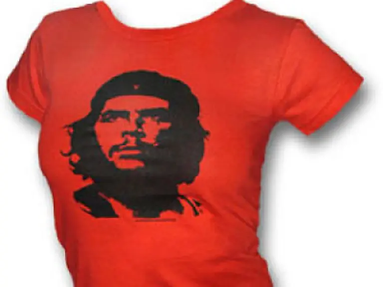 Das-Bild-ist-bis-heute-millionenfach-reproduziert-worden-Obwohl-Korda-an-dem-eigenen-Bild-keine-Rechte-hatte-verklagte-er-im-Jahr-2000-den-Wodka-Hersteller-Smirnoff-und-die-Londoner-Werbeagentur-Lowe-Lintas-weil-sie-das-Che-Foto-zu-Werbezwecken-verwendet-hatten