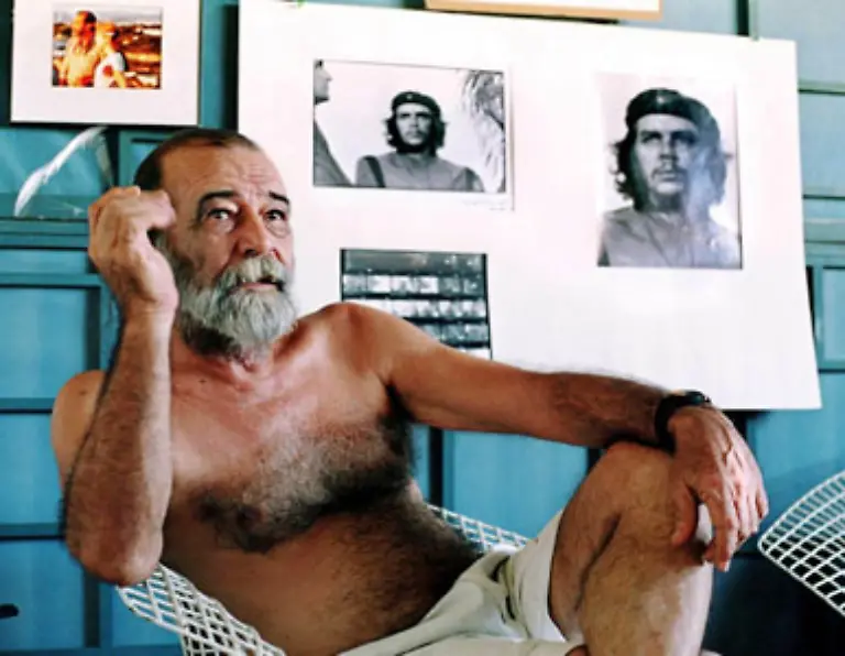 Korda-argumentierte-die-historische-Bedeutung-seines-Fotos-werde-durch-die-Werbung-laecherlich-gemacht-Ausserdem-habe-Che-Guevara-nie-Alkohol-getrunken-Der-Londoner-High-Court-sprach-ihm-daraufhin-die-Rechte-an-seinem-Bild-zu-und-untersagte-die-Werbung