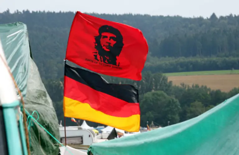 Zum-Teil-voellig-losgeloest-vom-historischen-Kontext-Guevaras-steht-das-Konterfei-inzwischen-fuer-eine-vage-Vorstellung-von-Rebellion-und-dem-Streben-nach-einer-besseren-Welt-Und-oft-ist-es-auch-nur-noch-ein-Werbelogo