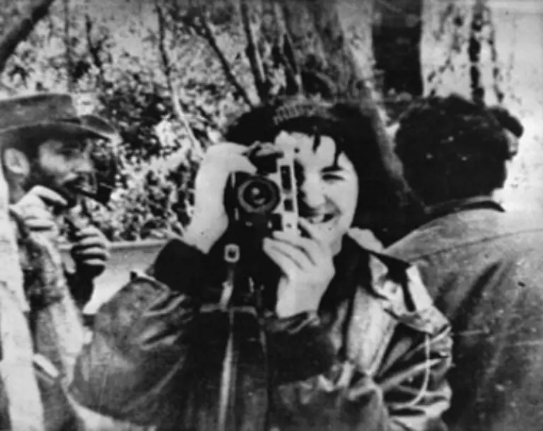 Sie-wird-zur-Untergrundkaempferin-ausgebildet-und-geht-1966-mit-Che-nach-Bolivien-Am-31-August-1967-stirbt-Tania-la-Guerrillera-in-einem-feindlichen-Hinterhalt-in-Vallegrande-am-Rio-Grande