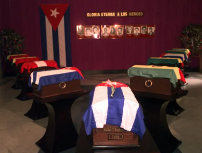 Tamara-Bunke-ist-heute-auf-Kuba-eine-Nationalheldin-Im-Dezember-1998-werden-ihre-Gebeine-im-kubanischen-Santa-Clara-in-dem-Mausoleum-fuer-Guevara-und-seine-Kampfgefaehrten-beigesetzt