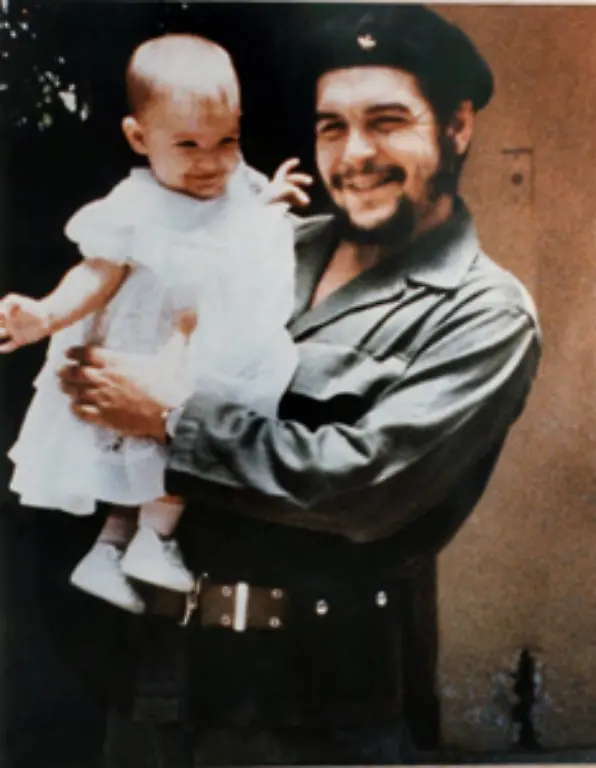 Die-Tochter-Aleida-auf-dem-Arm-ihres-Vaters