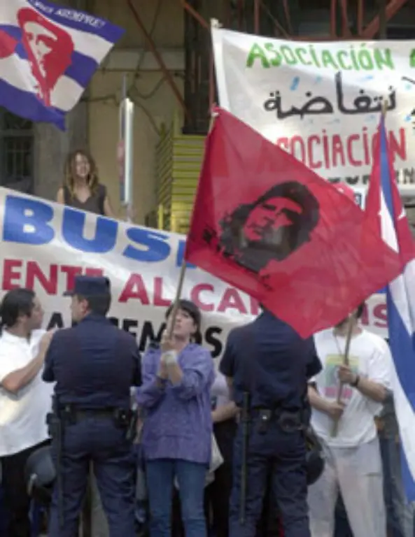 bei-linken-Demonstrationen-wie-hier-bei-Protesten-gegen-den-Bush-Besuch-2001-in-Madrid