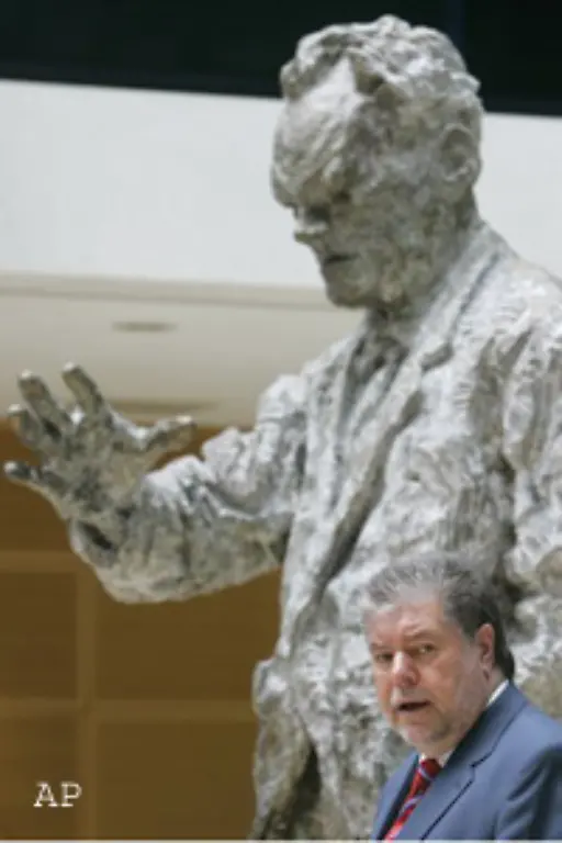 Spaetestens-seit-seinem-Tod-ist-Brandt-zum-Denkmal-geworden