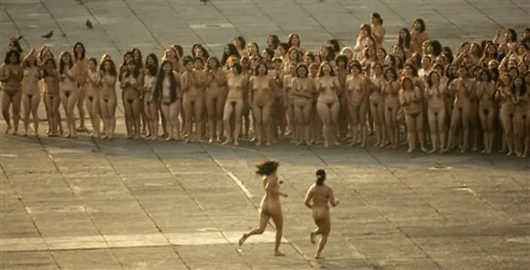 20-000-waren-dem-Ruf-des-beruehmten-Nacktfotografen-Spencer-Tunick-gefolgt-und-hatten-sich-auf-einem-oeffentlichen-Platz-ihrer-Huellen-entledigt