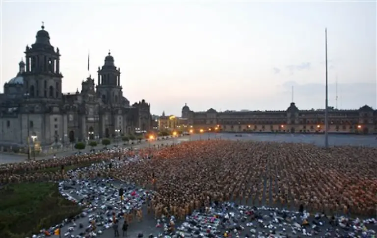 auf-dem-Zocalo-Platz-in-Mexiko-Stadt-zwischen-Praesidentenpalast-und-Kathedrale-im-Mai-einen-Rekord-aufstellte