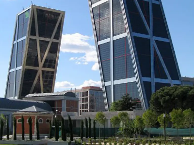 Die-schiefen-Tuerme-von-Madrid-Das-1996-gebaute-Puerta-de-Europa-ist-schon-zu-einem-Wahrzeichen-der-spanischen-Metropole-geworden-Madrid-belegt-im-Standort-Ranking-Platz-7