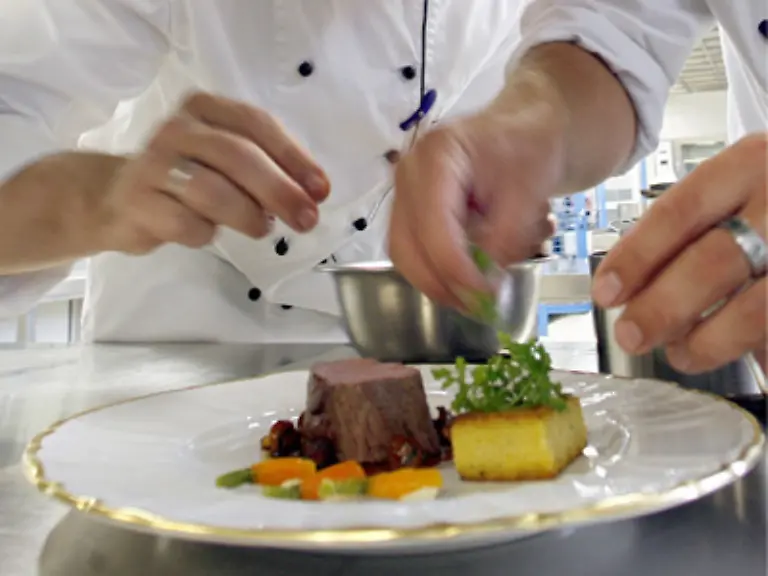 Das-franzoesische-Lyon-ist-vor-allem-fuer-seine-gute-Kueche-beruehmt-Und-bei-einem-feinem-Essen-laesst-sich-das-Geschaeftliche-auch-gleich-viel-besser-klaeren