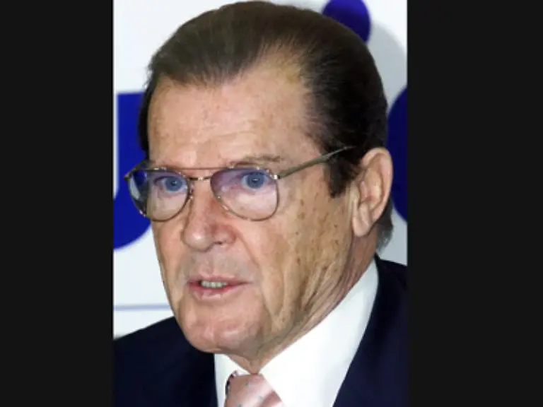 Als-Roger-Moore-gefragt-wurde-was-sich-seit-der-Einpflanzung-eines-Herzschrittmachers-in-seinem-Leben-veraendert-hat-sagte-er-nur