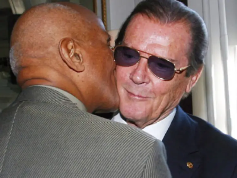 sondern-schwarze-Schokolade-und-Kaffee-Eis-Auf-dem-Foto-wird-er-von-Harry-Belafonte-abgebusselt