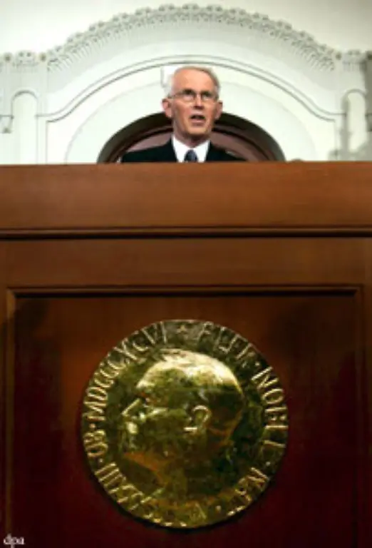 Vorschlaege-fuer-den-Preis-koennen-Mitglieder-der-Komission-im-Bild-der-Vorsitzende-Ole-Danbolt-Mjoes-fruehere-Preistraeger-jedes-Mitglied-einer-Regierung-oder-des-Internationalen-Gerichtshof-in-Den-Haag