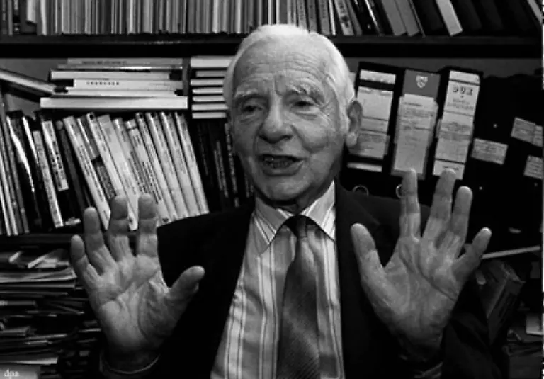 Der-Physiker-warnte-spaeter-zunehmend-vor-den-modernen-Gefahren-die-die-Menschheit-bedrohen-Dazu-zaehlte-er-Ueberbevoelkerung-Nahrungsmittelverknappung-und-Krankheiten